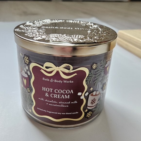 NWT Bath & Body Works Hot Cocoa & Cream Candle with Gold Lid - Picture 5 of 12